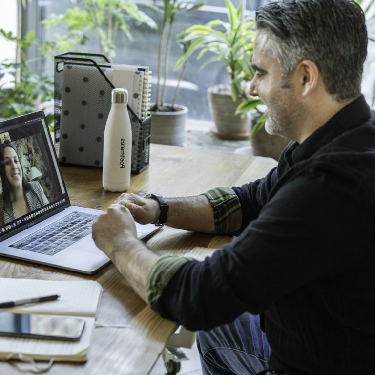 Homme en séance de visioconférence depuis son bureau