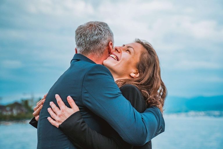 Couple enlacé, souriant